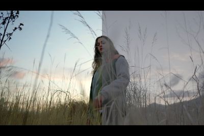 Imagen de una mujer caminando por un campo