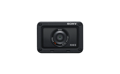 מבט קדמי על מצלמת Sony DSC-RX0M2