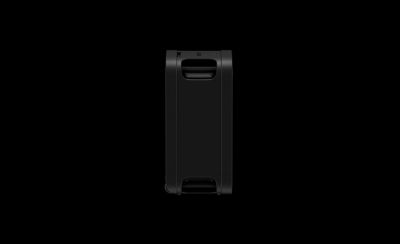 Una imagen de producto en estudio de tres cuartos que muestra el parlante para fiestas ULT TOWER 7 de Sony negro en posición vertical sobre un fondo claro y liso. La rejilla de malla frontal está enmarcada por una brillante tira de luces LED que pasa de cian en la parte superior a azul oscuro y morado en la parte inferior. El botón circular "ULT" ilumina la esquina superior izquierda y las asas de transporte incorporadas están integradas en los bordes superior e inferior del panel lateral.