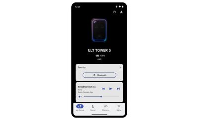 Un gráfico de estudio en el que se ve un smartphone que muestra la interfaz de usuario de la aplicación móvil Sony Sound Connect. La pantalla presenta un tema oscuro que destaca una representación digital del parlante ULT TOWER 5 junto con detalles de duración de la batería, una barra de estado de conexión Bluetooth y controles de volumen. El teléfono está centrado en posición vertical sobre un fondo blanco sólido.