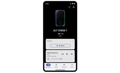 Un gráfico de estudio en el que se ve un smartphone que muestra la interfaz de usuario de la aplicación móvil Sony Sound Connect. La pantalla presenta un tema oscuro que destaca una representación digital del parlante ULT TOWER 7 junto con detalles de duración de la batería, una barra de estado de conexión Bluetooth y controles de volumen.