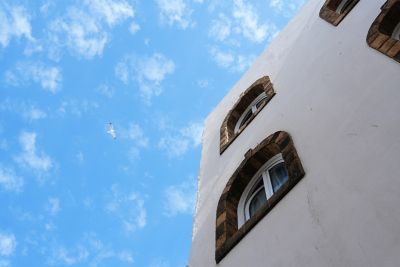 Image of blue sky with white building in NT (Neutral) mode.