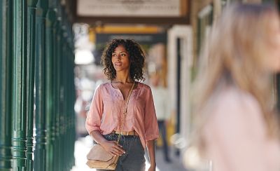 Foto de una mujer caminando en la calle