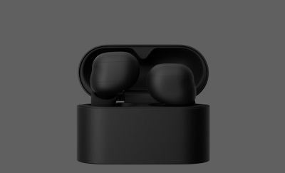 검은색 타원형 이어버드 케이스를 열면 두 개의 블랙 이어버드가 모습을 드러냅니다. 케이스 바깥에 놓인 한쪽 이어버드는 모든 각도에서 볼 수 있도록 회전되며, 옆면에는 금색 글씨로 "Sony"라고 적혀 있습니다.