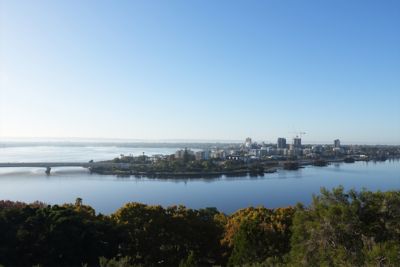Fotografía de paisaje de una ciudad y un lago