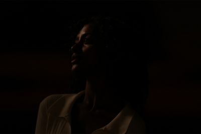 Retrato fotográfico de una mujer en una escena oscura a la luz de la luna