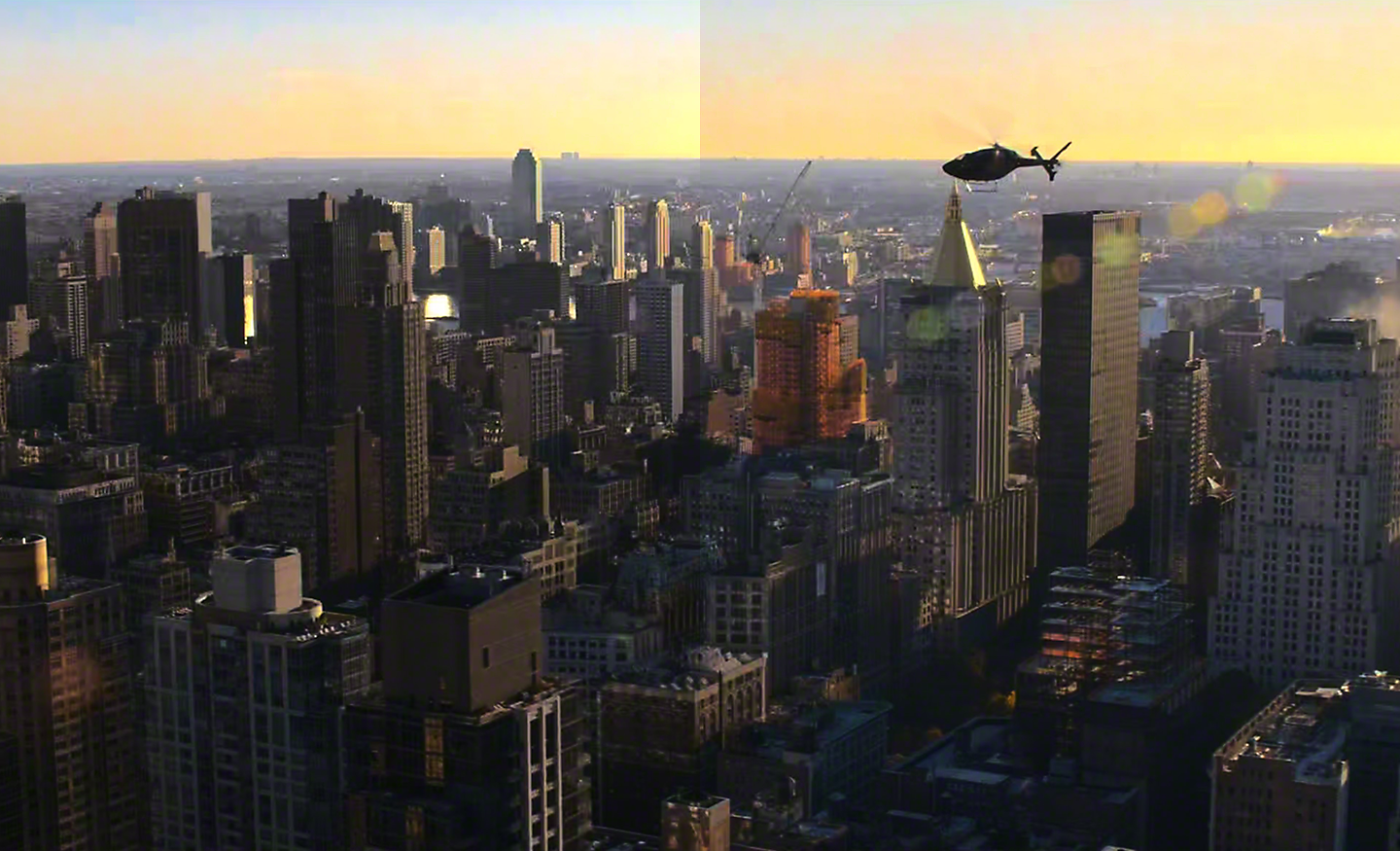 Un elicopter zburând deasupra unui oraș în condiții de lumină scăzută