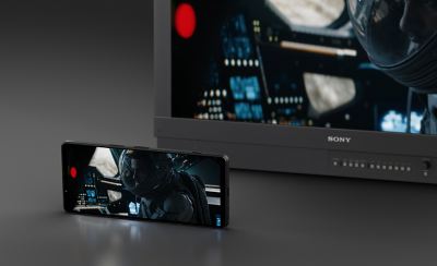 Xperia 1 IV 放在 Sony 電視前，兩者均顯示著相同內容