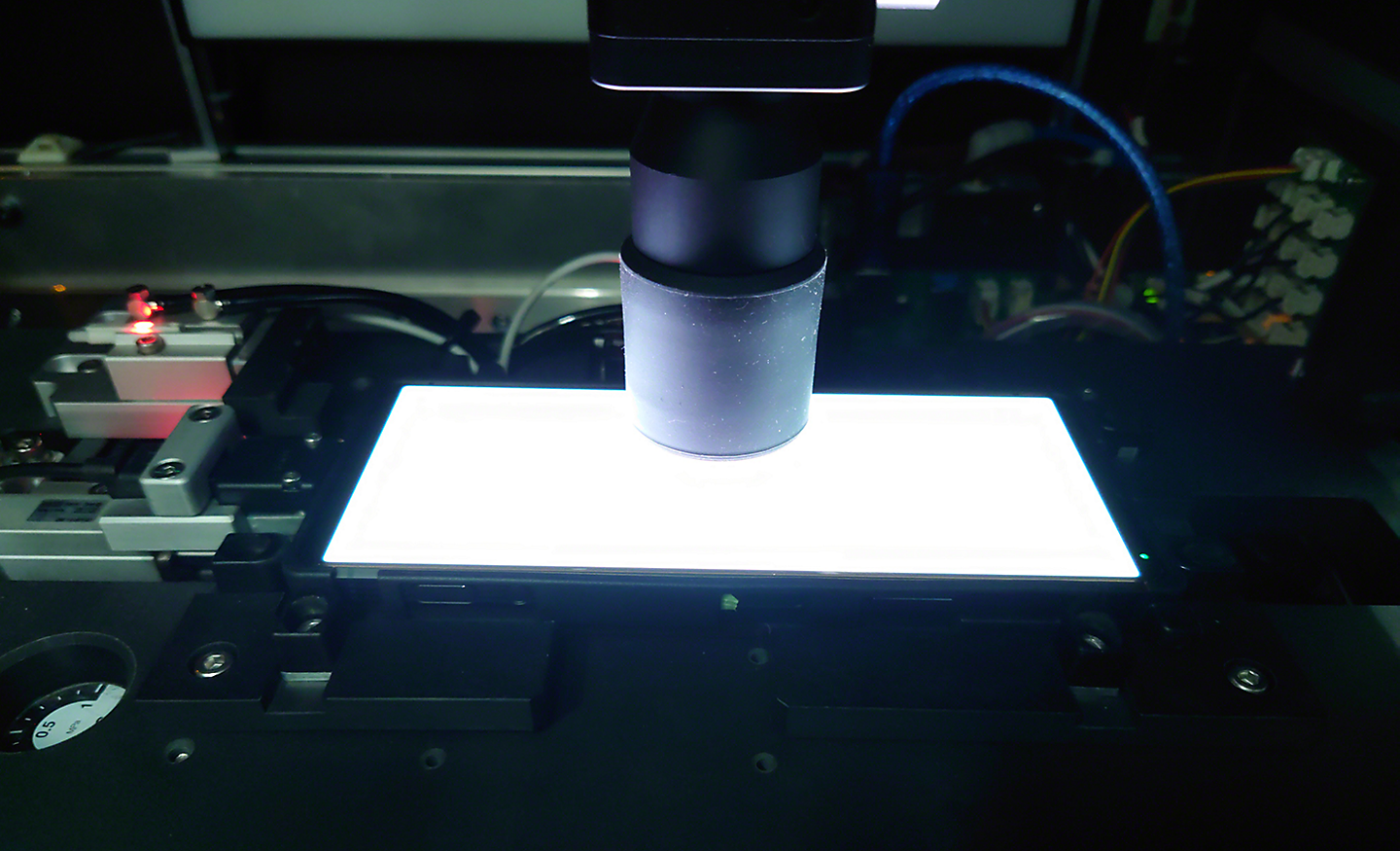 Un smartphone Xperia 1 IV trecând prin procesul de calibrare a balansului de alb în fabrică