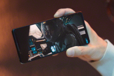 某個人正拿著 Xperia 1 IV 檢視內容的特寫