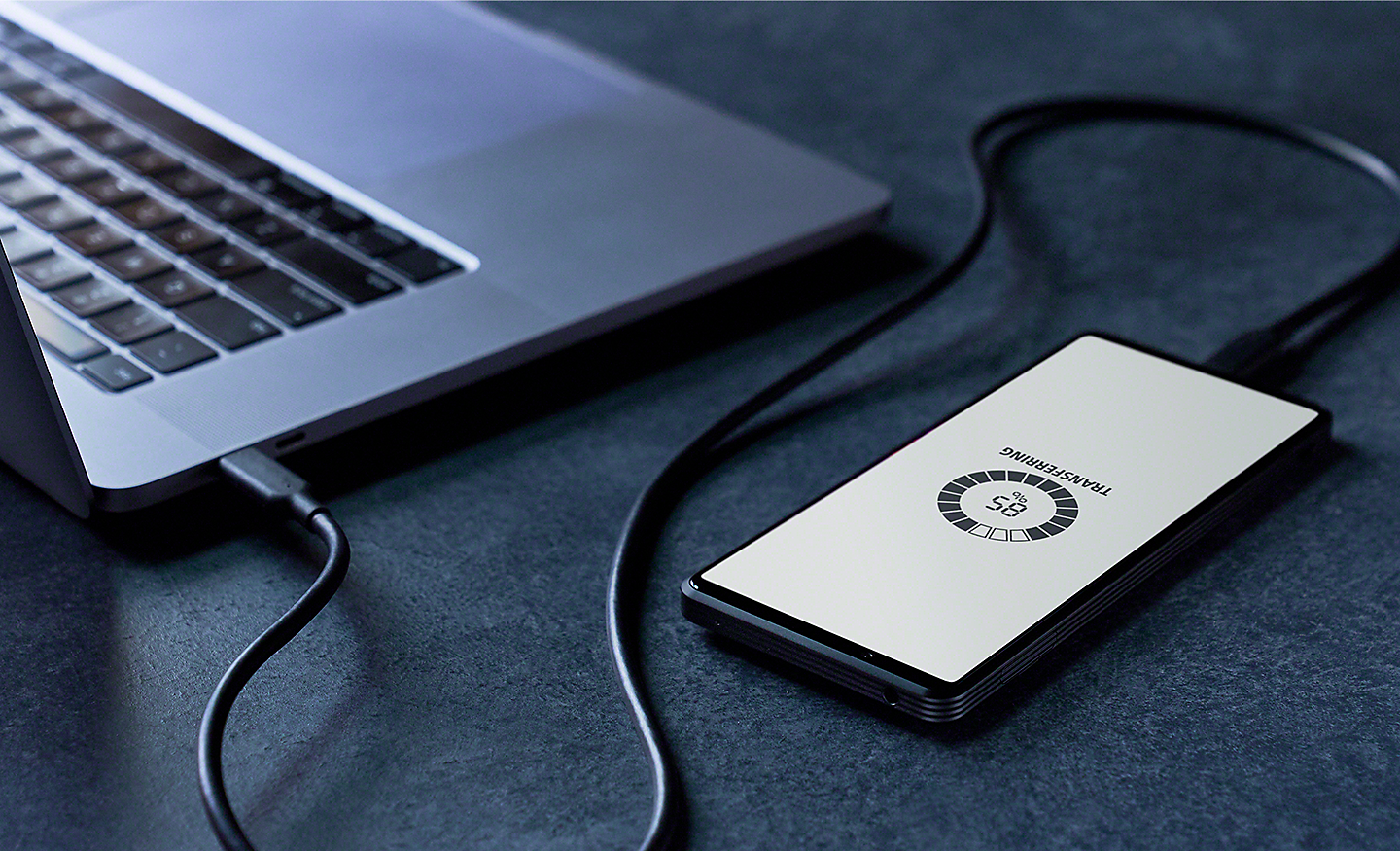 Smartphone Xperia PRO-I připojený k notebooku přes rozhraní USB 3.2 Gen 2
