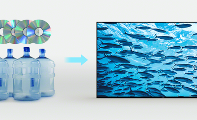 Obrázok štyroch plastových fliaš a štyroch kompaktných diskov v ľavej časti obrázka a šípka ukazujúca na TV BRAVIA s rybami plávajúcimi v oceáne na obrazovke v pravej časti obrázka