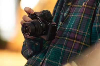 Imagen de un hombre sosteniendo una cámara con la mano
