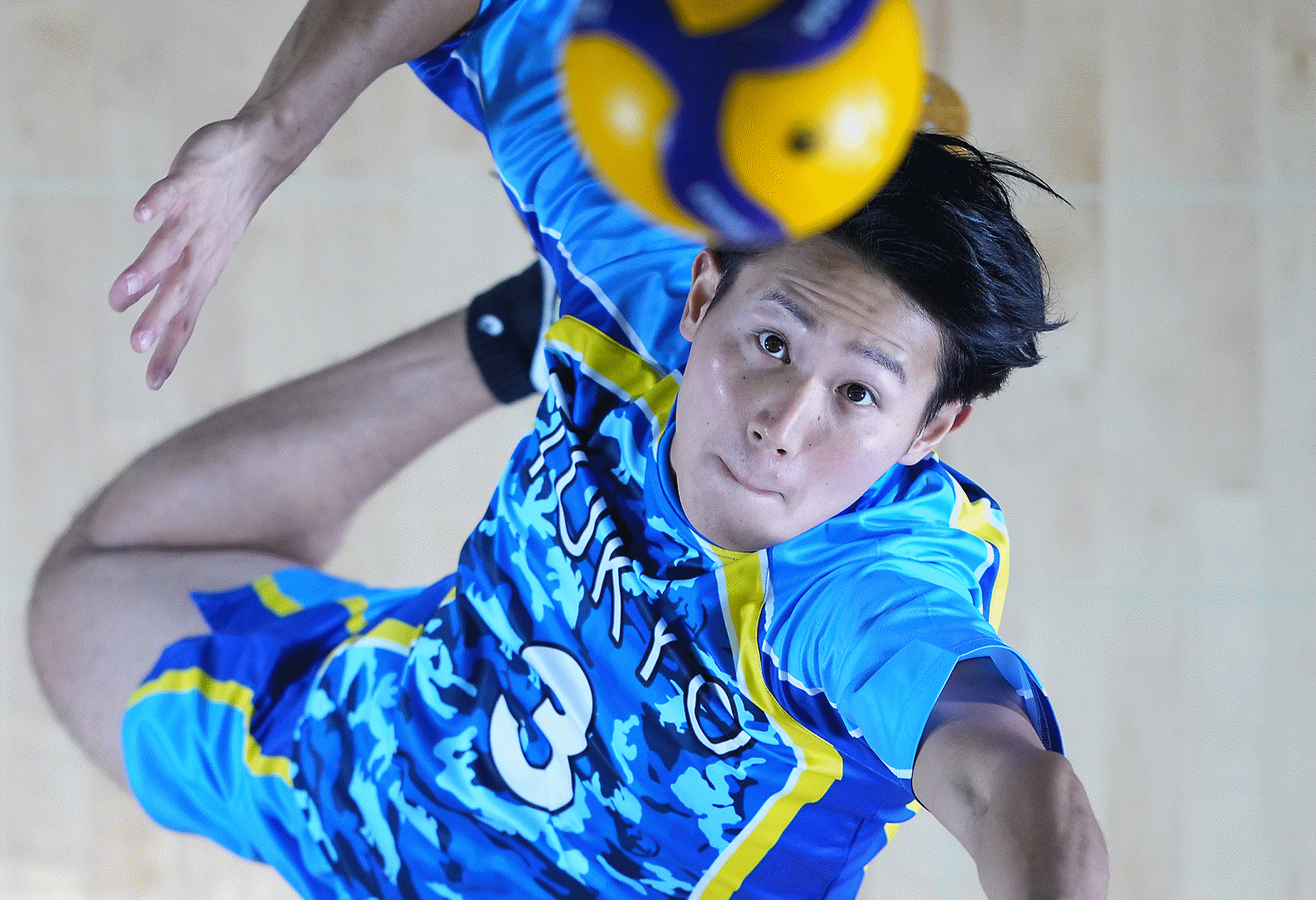 Deportista realizando un saque de voleibol