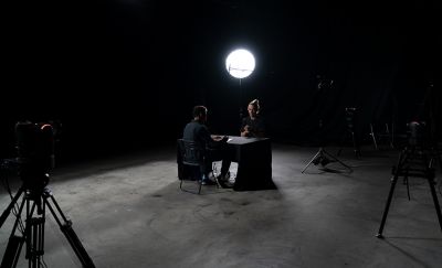 마주보고 말하고 있는 두 남성의 이미지