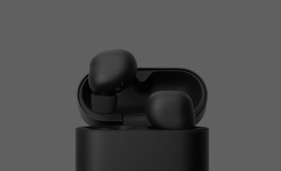 검은색 타원형 이어버드 케이스를 열면 두 개의 블랙 이어버드가 모습을 드러냅니다. 케이스 바깥에 놓인 한쪽 이어버드는 모든 각도에서 볼 수 있도록 회전되며, 옆면에는 금색 글씨로 "Sony"라고 적혀 있습니다.