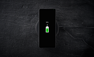 放在無線充電板上的 Xperia 1 IV；顯示屏展示著電池充電圖標