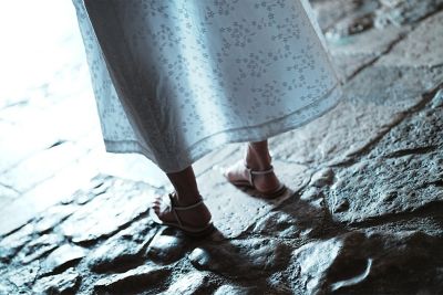 Image of a woman’s feet standing on stone paving in FL (Film) mode.