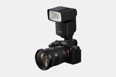 Hình ảnh α7R V có gắn bộ đèn flash