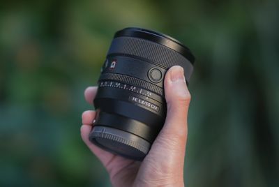 Imagine cu o femeie în oraș, ilustrând rezoluția ridicată și efectul de bokeh în fundal