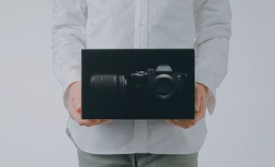Foto de una persona sujetando una caja con la Alpha 7 IV dentro