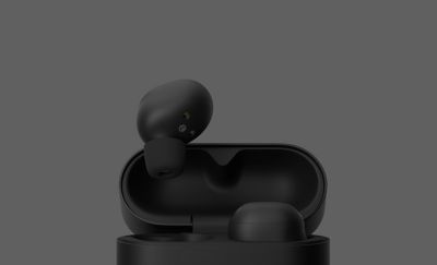 검은색 타원형 이어버드 케이스를 열면 두 개의 블랙 이어버드가 모습을 드러냅니다. 케이스 바깥에 놓인 한쪽 이어버드는 모든 각도에서 볼 수 있도록 회전되며, 옆면에는 금색 글씨로 "Sony"라고 적혀 있습니다.