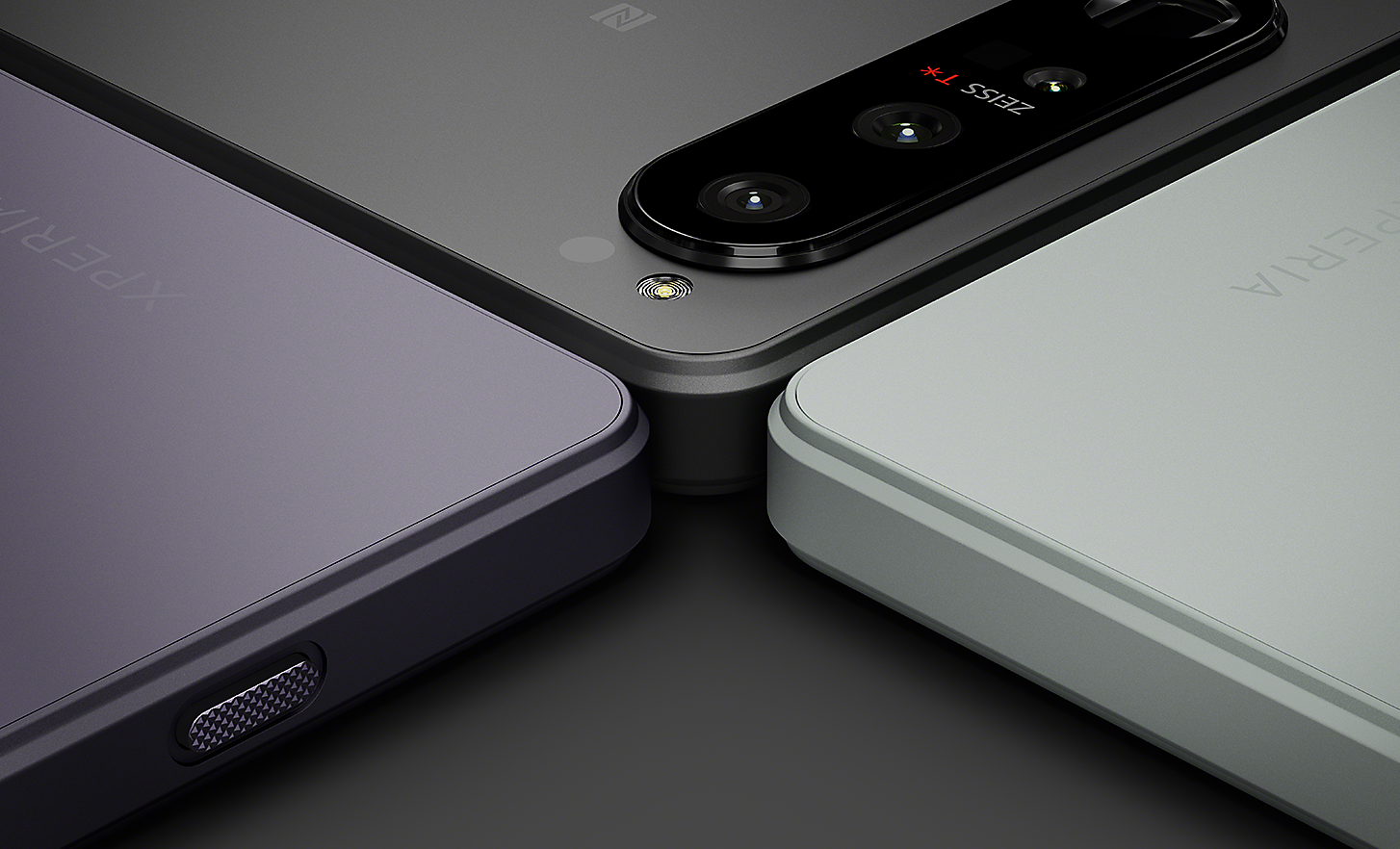 Close-up van drie Xperia 1 IV-smartphones in de kleuren zwart, paars en ijswit