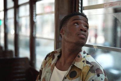 Imagen de ejemplo recortada de un hombre de un metraje con S-Cinetone aplicado