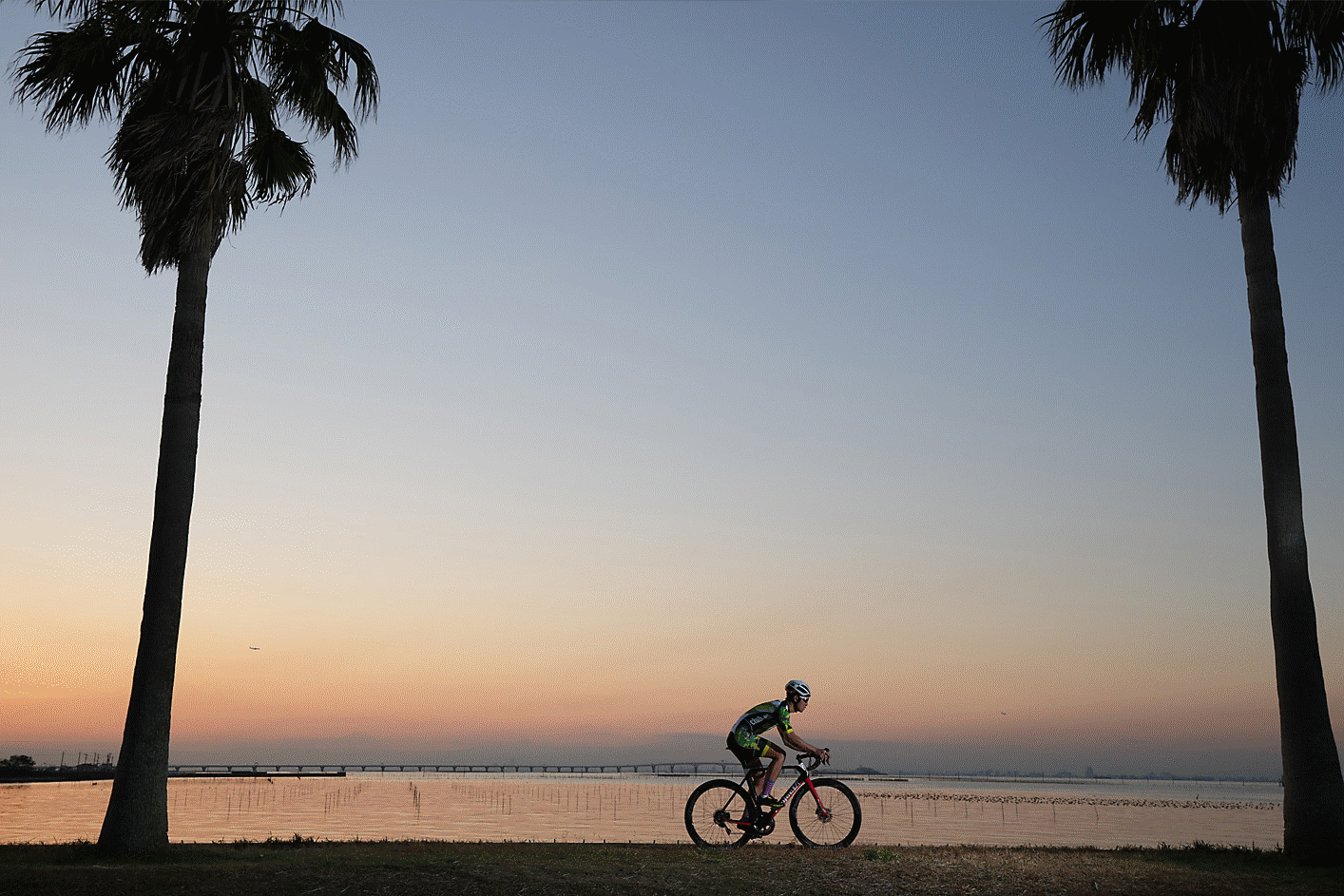 Syklist i solnedgang