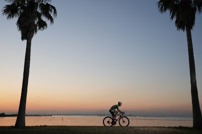 夕陽下的單車手