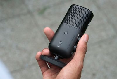 Image produit d'une personne tenant le microphone d'une main