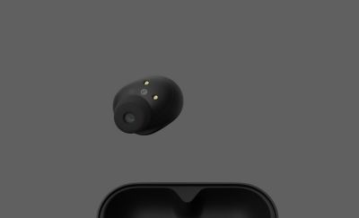 검은색 타원형 이어버드 케이스를 열면 두 개의 블랙 이어버드가 모습을 드러냅니다. 케이스 바깥에 놓인 한쪽 이어버드는 모든 각도에서 볼 수 있도록 회전되며, 옆면에는 금색 글씨로 "Sony"라고 적혀 있습니다.