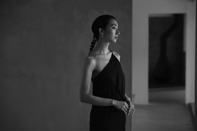 먼 곳을 바라보는 여성을 BW(흑백) 모드로 촬영한 토토사이트 모멘트.