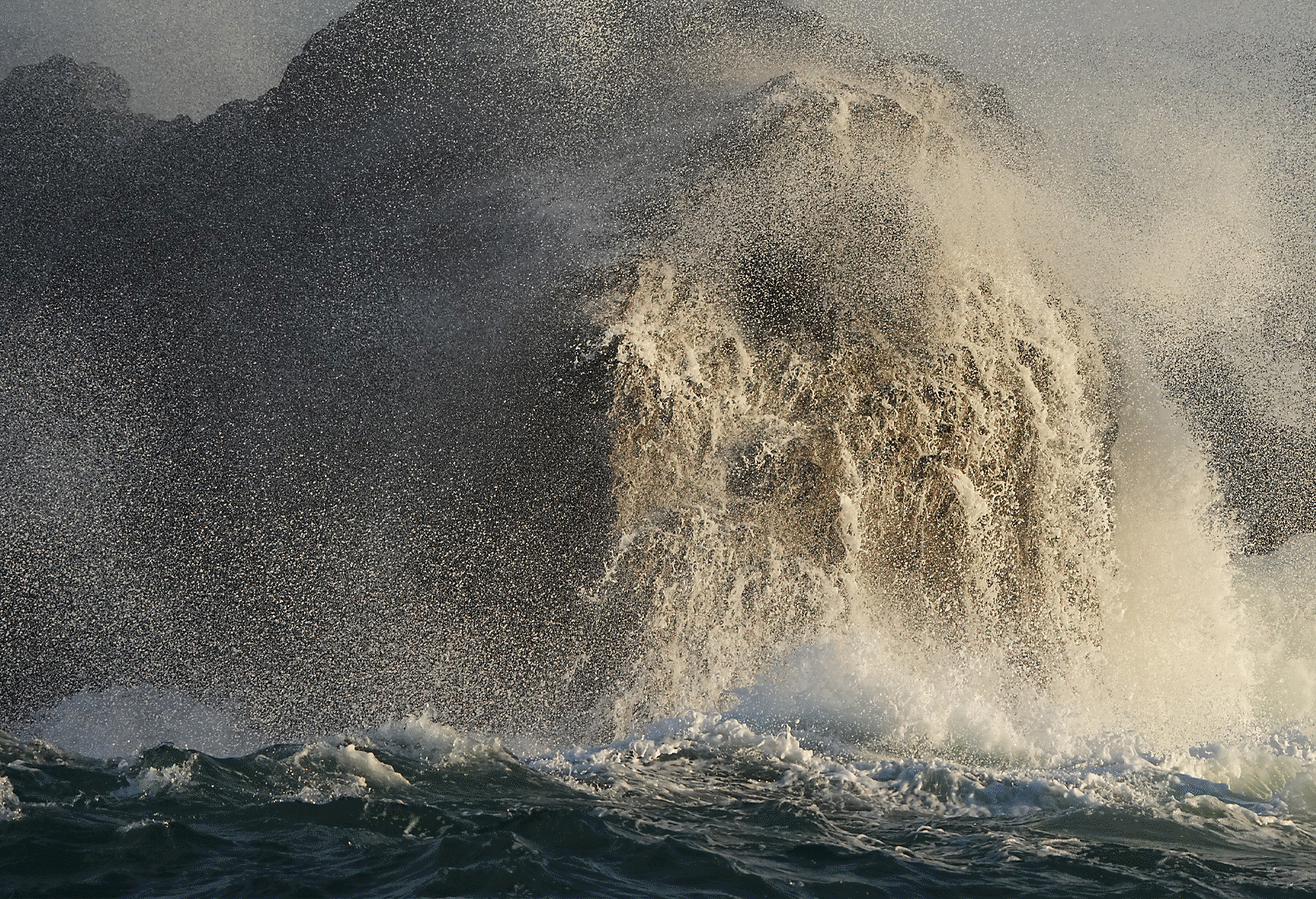 Wellen schlagen auf Felsen