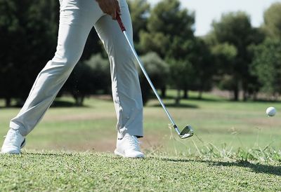 Imagen de ejemplo de un swing de golf, inmediatamente después de que el palo golpee la pelota