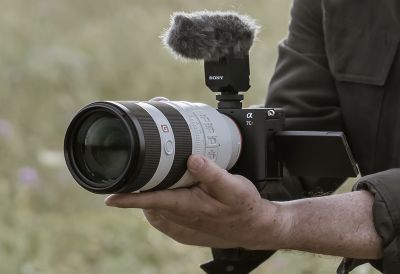 Imagen de uso que muestra a un usuario grabando un video manual con un lente teleobjetivo montado