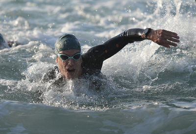 Imagen de ejemplo de varios triatletas nadando