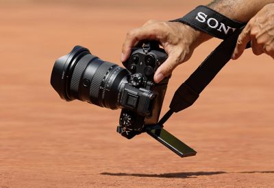 Imagen de uso de un hombre agachado y sujetando la cámara para grabar cerca del suelo