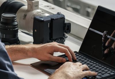 Imagen de un hombre usando una laptop