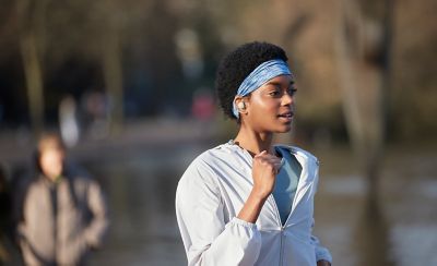 Женщина в наушниках WF-1000XM4 на пробежке на улице