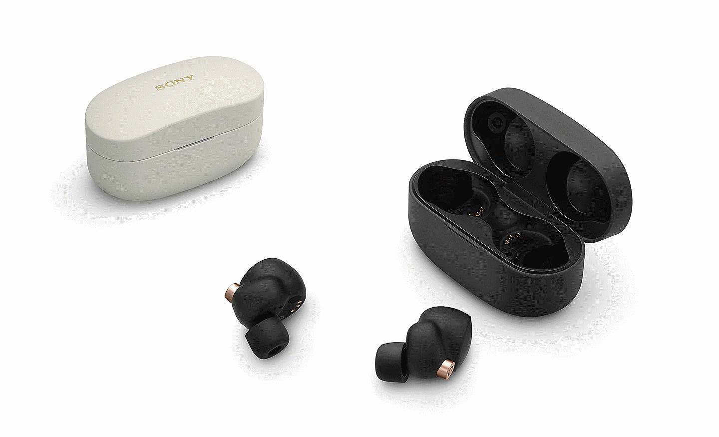 Et par WF-1000XM4-hovedtelefoner og opladningsetui i sort ved siden af et opladningsetui i hvidt
