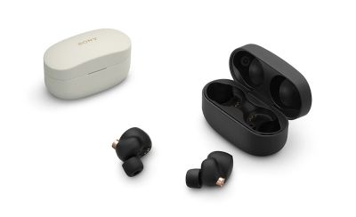 Un par de auriculares WF-1000XM4 y una funda de carga en negro, junto a una funda de carga en blanco