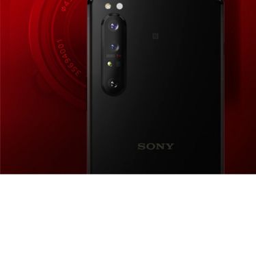 Верхняя половина черного смартфона с камерой серии α позади на красном фоне.