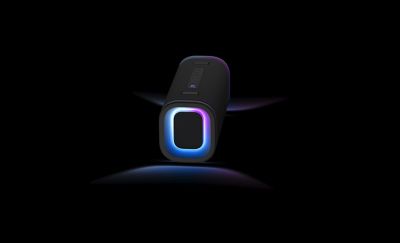 El ULT FIELD 5 posicionado de forma horizontal con las luces de fiesta activadas en cada extremo del parlante iluminando el área circundante