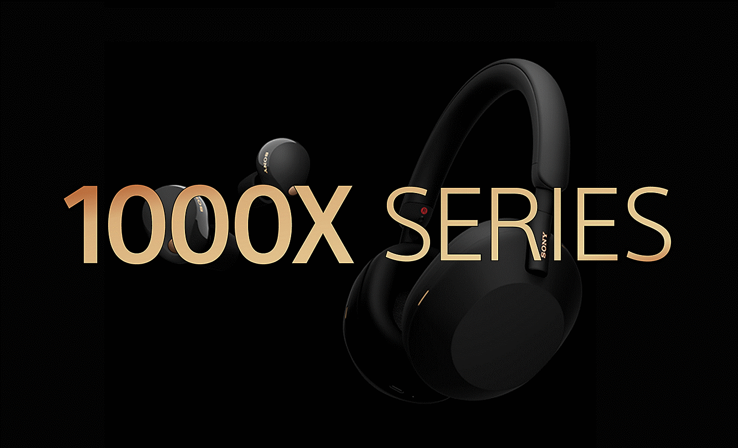 „Sony“ ausinių dviejų rinkinių vaizdas juodame fone su aukso spalvos 1000X SERIES tekstu priekinėje dalyje