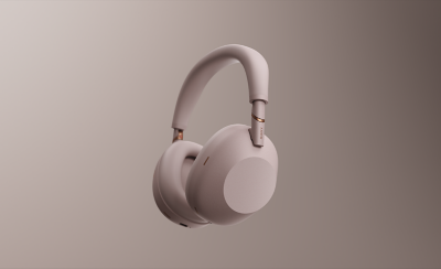 沙粉紅色 Sony 耳機懸浮於粉紅色背景前。