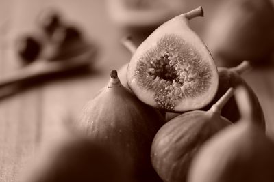 Image of a pomegranate in SE (Sepia) mode.