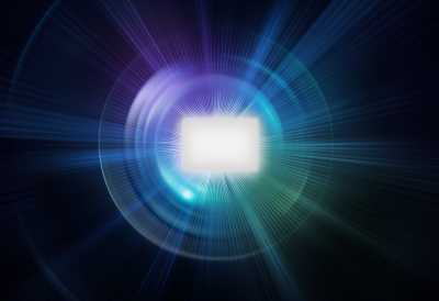 Een heldere witte rechthoek van licht omringd door kleurrijke halo's van licht