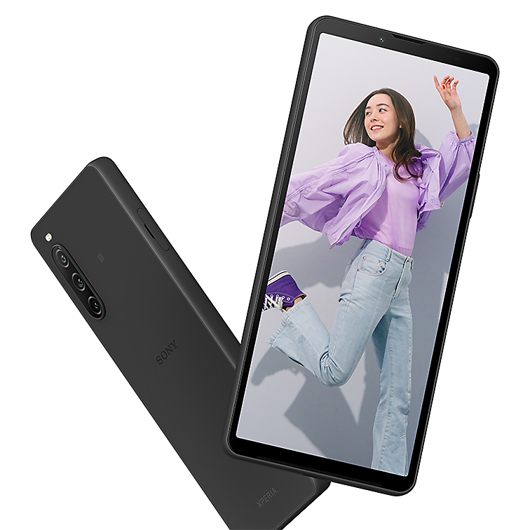 Hai điện thoại thông minh Xperia 10 V màu Đen – một chiếc xoay ra mặt sau, chiếc còn lại hiển thị ảnh một phụ nữ trẻ trên màn hình