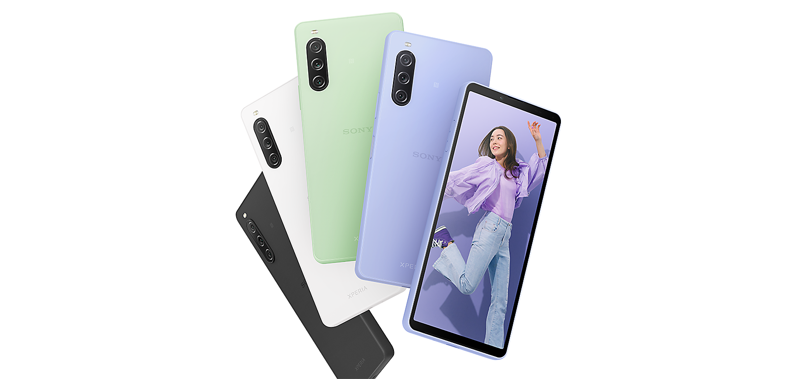 Achteraanzicht van Xperia 10 V-smartphones in de kleuren Zwart, Wit, Saliegroen en Lavendel, plus vooraanzicht van een Xperia 10 V in de kleur Lavendel met een afbeelding van een jonge vrouw op het scherm